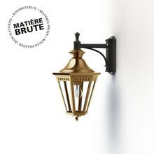 hochwertige Außenlampe aus unbearbeitetem Messing. Zeitloses Design und witterungsbeständige Konstruktion.Der Wandarm besteht aus Aluminium und hat die Farbe Schwarz. Das Lampengehäuse ist unter dem Wandarm montiert.