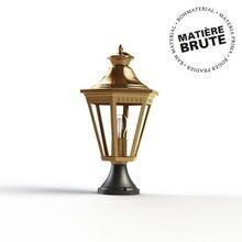 hochwertige Außenlampe aus Roh-Messing oder patiniertem Messing. Sechs Polycarbonat-Scheiben und ein dekorativer Pinienzapfen runden das klassische Design ab. Der zierliche Lampenfuß ist aus Aluminium in der Farbe Schwarz.