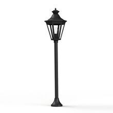 das sechseckige Lampengehäuse mit Aluminiummast und Pinienzierung sorgt für eine zeitlose und elegante Außenbeleuchtung.