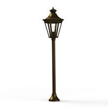 zeitlose Standleuchte mit schlankem Mast und stabilem, sechseckigem Aluminiumgehäuse in der Farbe Gold-Patina. Sechs Lampengläser sorgen für eine gleichmäßige Lichtverteilung.