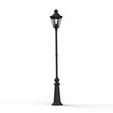 elegante Kombination aus schlankem Mast und zeitlosem, sechseckigem Lampengehäuse aus lackiertem Aluminium. Verfügbar in 26 Farben.