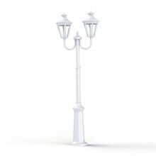 2-armige Außenlampe mit dekorativem Mast aus Aluminium. Sechseckige Lampengehäuse mit geschlossener Dachkonstruktion und sechs Polycarbonat-Gläsern.
