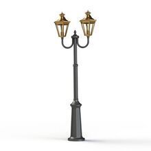 zeitlose Standleuchte mit zwei Lampenauslegern, zentralem Mast und klaren oder opalen Polycarbonat-Scheiben. Die Lampen sind aus Messing, die Arme und der Mast aus schwarzem Aluminium. Elegante Pinie als Verzierung auf den Lampengehäusen.