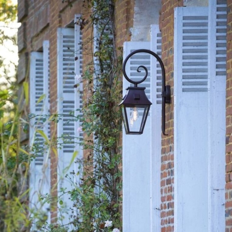 Die klassische Außenleuchte Vieille France Nr. 1 mit zeitlosen Design. Der Wandarm in Form eines stilisierten Bischofsstabs. Hergestellt aus robustem, lackiertem Aluminium,