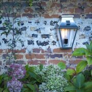 Die Vieille France Nr. 2 wird in Frankreich von Roger Pradier gefertigt. Sie vereint klassische Beleuchtungstradition und modernes Know-how für stilvolle Außenbereiche.