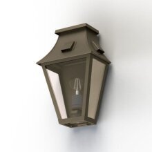 Das viereckige Gehäuse der Vieille France Nr. 2 schützt das Leuchtmittel mit klarem Glas, das für eine gleichmäßige Lichtverteilung sorgt – perfekt für eine einladende Beleuchtung an Eingängen.