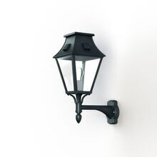 Der kurze, schlichte Wandarm ermöglicht eine platzsparende Montage an Hausfassaden und Gartenmauern. Das Design in Grünspan-Patina verbindet Funktionalität und Eleganz.