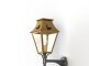 Die Vieille France Nr. 4 Wandlampe von Roger Pradier überzeugt mit ihrem viereckigen Lampengehäuse, charakteristischen Ablufthutzen und dem stilvoll geschwungenen Wandarm aus Aluminium – ein Highlight für klassische Fassaden.