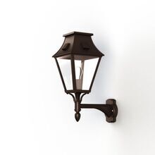 Das viereckige Lampengehäuse ist mit vier klaren Lampengläsern versehen. Diese sorgen für eine gleichmäßige Lichtverteilung und ein warmes, angenehmes Ambiente im Außenbereich.