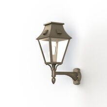 Mit einer Höhe von 556 mm, einer Breite von 235 mm und einer Tiefe von 382 mm bietet die Vieille France Nr. 4 eine stilvolle und präsente Beleuchtungslösung für jede Hauswand.