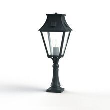 Mit ihrer Höhe von 667 mm bietet die Vieille France Nr. 5 eine optimale Beleuchtungshöhe für Gartenwege und Beete. Sie sorgt für Sicherheit und setzt dekorative Lichtakzente.