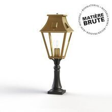 Das viereckige Lampengehäuse mit klarem Glas sorgt für eine gleichmäßige und angenehme Lichtverteilung. Das Gehäuse wird durch einen dekorativen, niedrigen Sockel stabilisiert.