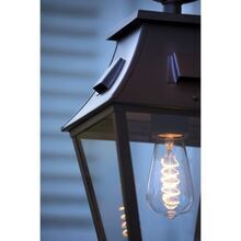 Das klar strukturierte, viereckige Gehäuse mit Klarglas bietet Schutz für das Leuchtmittel und sorgt gleichzeitig für eine gleichmäßige Lichtverteilung in alle Richtungen.