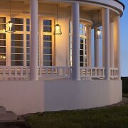 Moderne Außenwandleuchte Lampiok in schwarzem Aluminium von Roger Pradier – elegante Außenbeleuchtung im französischen Design für Hausdecken
