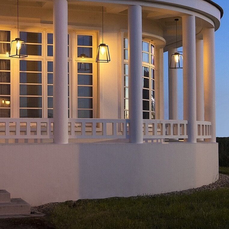 Moderne Außenwandleuchte Lampiok in schwarzem Aluminium von Roger Pradier – elegante Außenbeleuchtung im französischen Design für Hausdecken