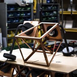 Unbehandelte Kupfer-Außenleuchte im Rohzustand während der Fertigung – die Oberfläche zeigt noch die typischen Werkspuren und den warmen, rötlichen Kupferton, bevor sie im Laufe der Zeit ihre individuelle Patina entwickelt.