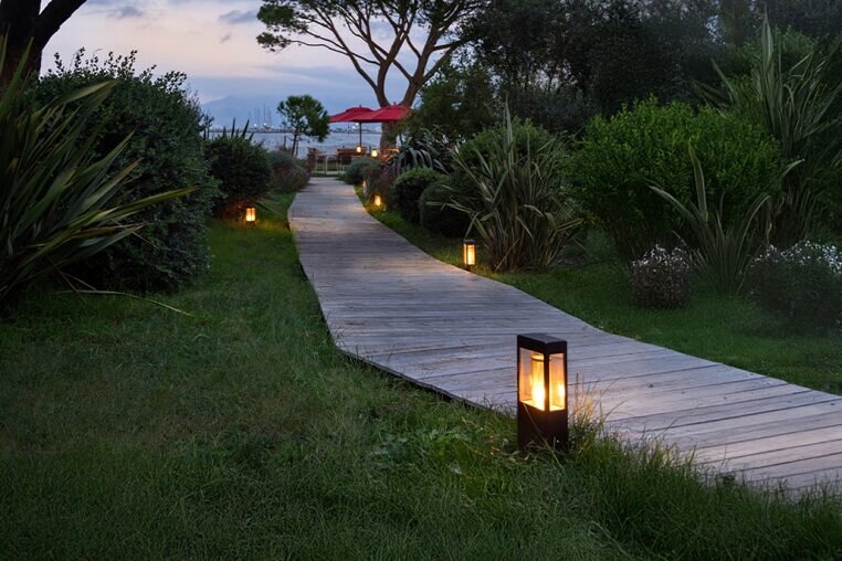 mediterrane Wegeleuchten Tetra von Roger Pradier aus farbigem Aluminium. 360° Lichtaustritt.