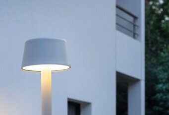 Gezielte Lichtwirkung unterstützt klare Architektur. Modere Außenleuchte von Roger Pradier