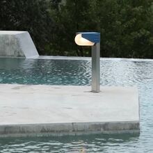 RP195 Außenleuchte von Roger Pradier am Poolrand – modernes Design in Aluminium und Blau, elegantes LED-Licht mit sicherer Niederspannung (ELV). Ideal für Poollandschaften und zeitgenössische Villenarchitektur.