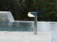 RP195 Außenleuchte von Roger Pradier am Poolrand – modernes Design in Aluminium und Blau, elegantes LED-Licht mit sicherer Niederspannung (ELV). Ideal für Poollandschaften und zeitgenössische Villenarchitektur.
