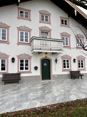 Weiches Licht schafft eine stimmungsvolle Atmosphäre an der Hausfront.