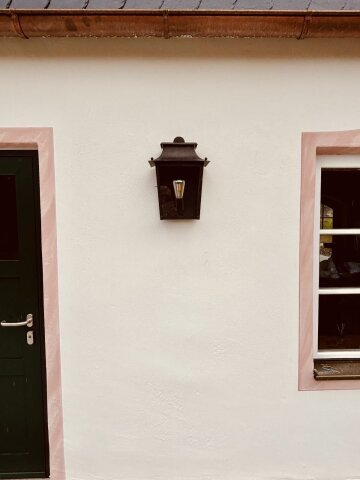 Messing antique harmoniert ideal mit pastellfarbenen Wandflächen und Fensterrahmen.