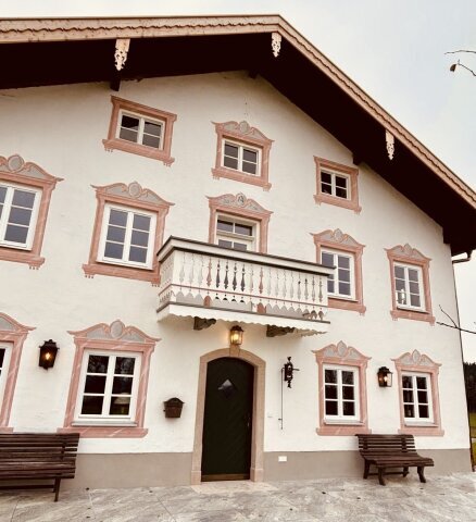 Warm leuchtende Alma 275 betont den Eingangsbereich und schafft eine einladende Atmosphäre.