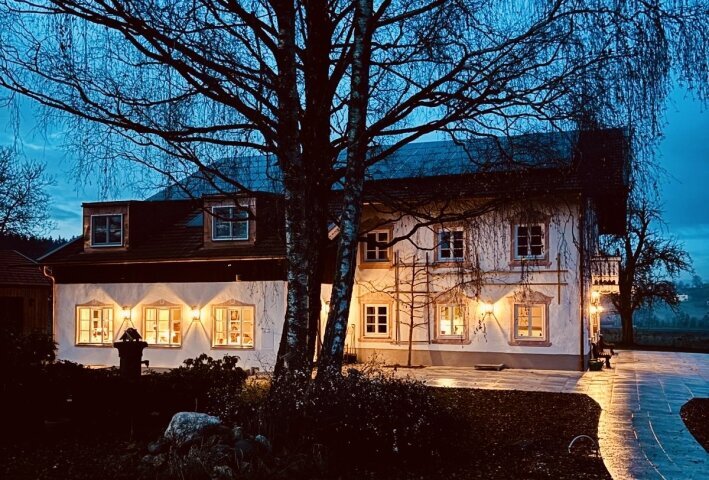 Die Alma 275 setzt feine Lichtakzente an einer traditionellen Fassade und unterstreicht Details dezent.