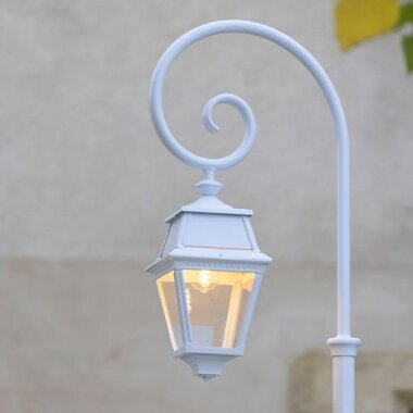 Nahaufnahme der hochwertigen Messingverarbeitung und des opalen Diffusors. Avenue von Roger Pradier