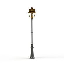 Avenue-2 Nr. 09 Messing Gartenleuchte von Roger Pradier sorgt für elegante Lichtakzente in Außenbereichen.