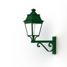 Avenue-3 Nr. 12 Wandarmleuchte von Roger Pradier sorgt für elegante Lichtwirkung an Fassaden.