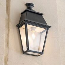 Die flache Wandleuchte ergänzt klassische Architektur mit stimmigem Licht.