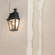 Die Außenbeleuchtung setzt elegante Lichtpunkte entlang der Fassade.