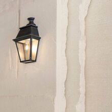 Die Außenbeleuchtung setzt elegante Lichtpunkte entlang der Fassade.