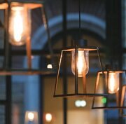 Außen-Deckenleuchten sorgen für gleichmäßiges Licht unter Vordächern, Arkaden und überdachten Eingängen.