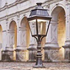 Traditionelle Leuchten im Stil historischer Gebäude und klassischer Architektur. Besonders geeignet für Altbauten, Villen und denkmalgeschützte Gebäude.