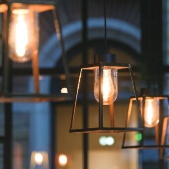 Außen-Deckenleuchten sorgen für gleichmäßiges Licht unter Vordächern, Arkaden und überdachten Eingängen.