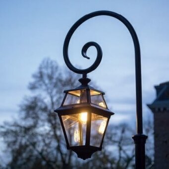 Gartenleuchten sorgen nicht nur für Orientierung im Außenbereich, sondern schaffen auch Atmosphäre rund um Haus und Garten.