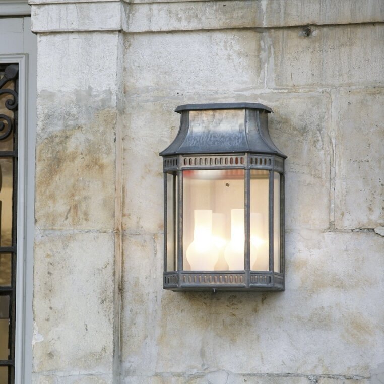 die große Wandleuchte Louis Philippe Nr. 2 besteht aus Roh-Zink mit klaren Lampengläsern. Bestens geeignet für größerer Eingangsflächen und höhere Fassaden. Überzeugt nicht nur optisch, sondern auch technisch: wetterfest.
