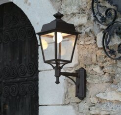 Eine passend gewählte Außenleuchte sorgt im Eingangsbereich für eine ruhige und ausgewogene Wirkung an der Fassade.