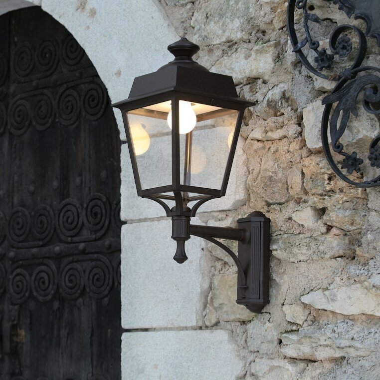 Eine passend gewählte Außenleuchte sorgt im Eingangsbereich für eine ruhige und ausgewogene Wirkung an der Fassade.