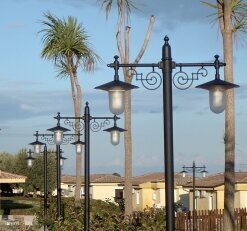 2-flammige Gartenleuchte im mediterranen Stil. Ovale Gläser, Lichtausfall seitlich und nach unten. Romantik pur – für Garteninseln, Pavillons oder mediterrane Innenhöfe.