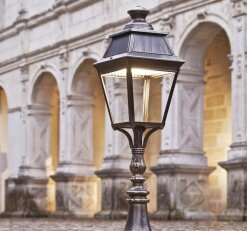Mittelhohe Gartenleuchte, viereckig mit geschlossenem Dach. Das Licht fellt seitlich und nach unten aus. Ideal für den Eingangsbereich oder Wege entlang von Rosenbeeten.
