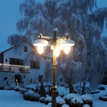 mediterrane Gartenleuchte mit 3 Auslegern im Winter von Surya