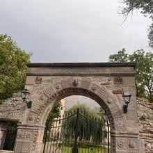 Stilvolle italienische Außenleuchte von GardenLuce mit klassischer Laternenform und markantem Wandarm – ideal für mediterrane Häuser, Villen und Landhäuser.
