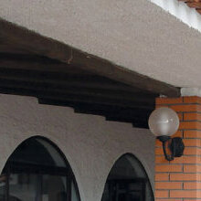 mediterrane Außenleuchte von Surya mit Glaskugel an einem italienischen Haus.