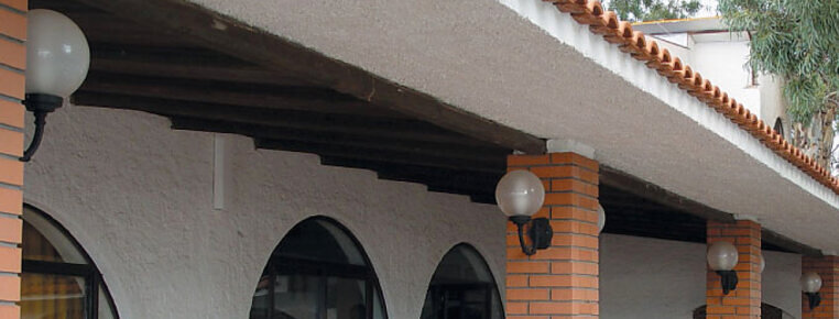 mediterrane Außenleuchte von Surya mit Glaskugel an einem italienischen Haus.