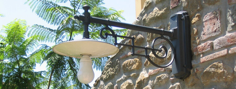 Palermo 40215 – Jugendstil Tellerwandleuchte an klassischer Hauswand