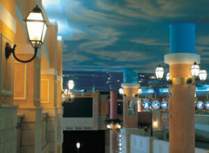 Außenleuchte für die Wand ist nach oben oder unten hängend lieferbar.8 Lampengläser
H: 635 mm/555 mm
T: 400 mm
B: 240 mm
Porzellan Fassung E27
IP 23