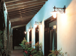 Wandleuchte für außen. Teller mit Jugendstilarm. Mehrere Außenleuchten an einem Gang.